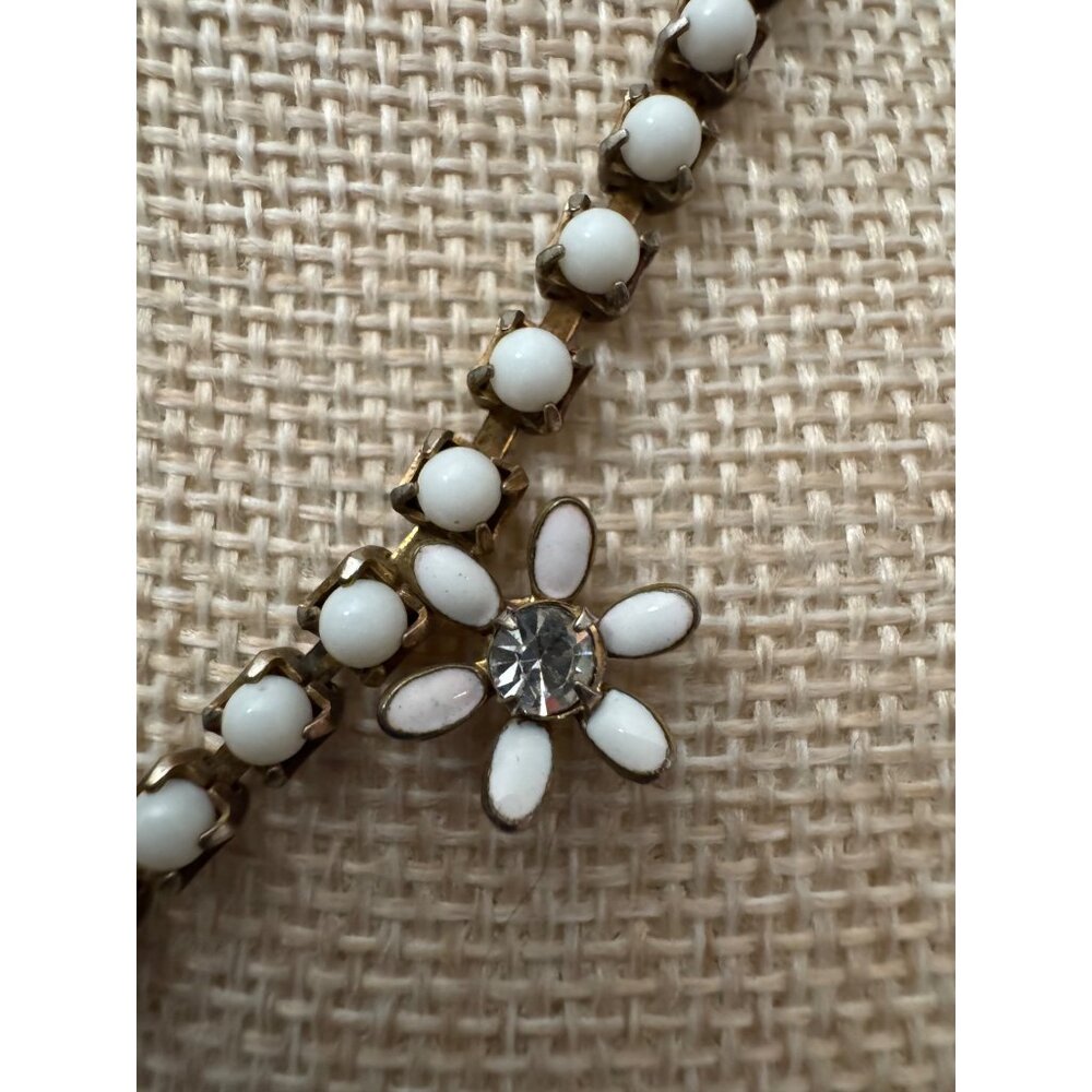 Vintage Gold-Tone White Daisy Flower Necklace With Rhinestone Accents Retro Char - Picture 4 of 10